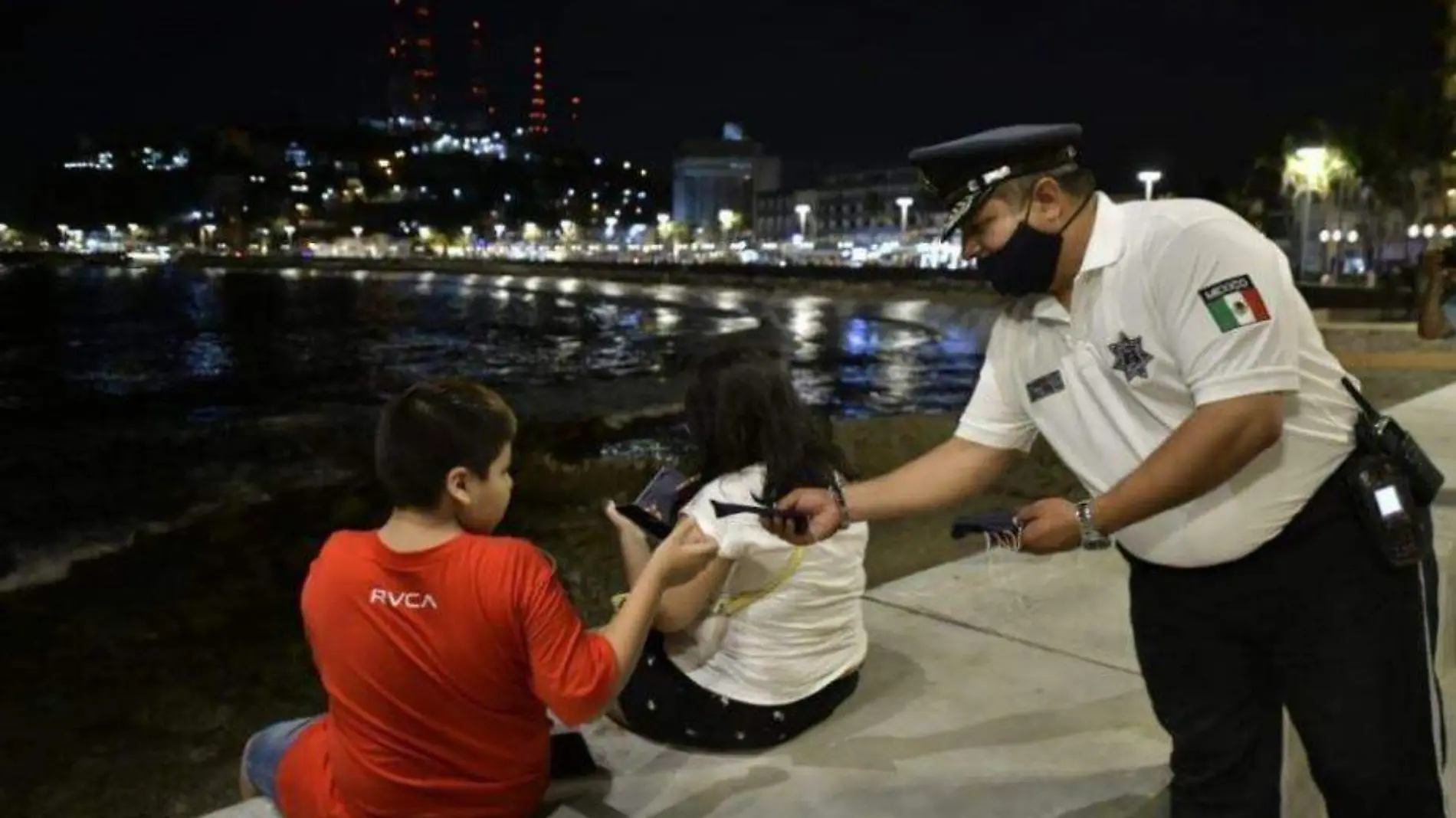 ntrega de cubrebocas en el Malecón de Mazatlán